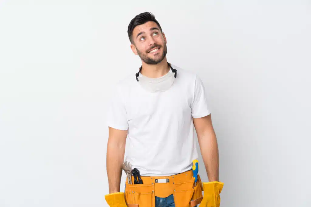 Schlüsseldienst Preise München - a man wearing a white shirt and yellow gloves