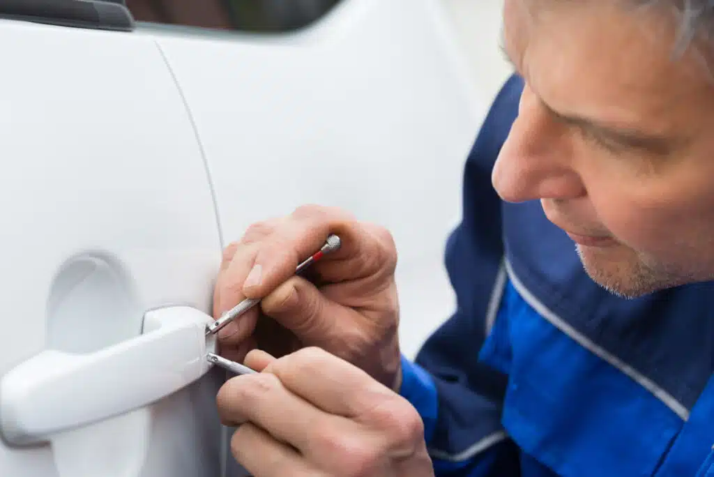 Schlüsseldienst München Sendling - a man fixing a car door handle