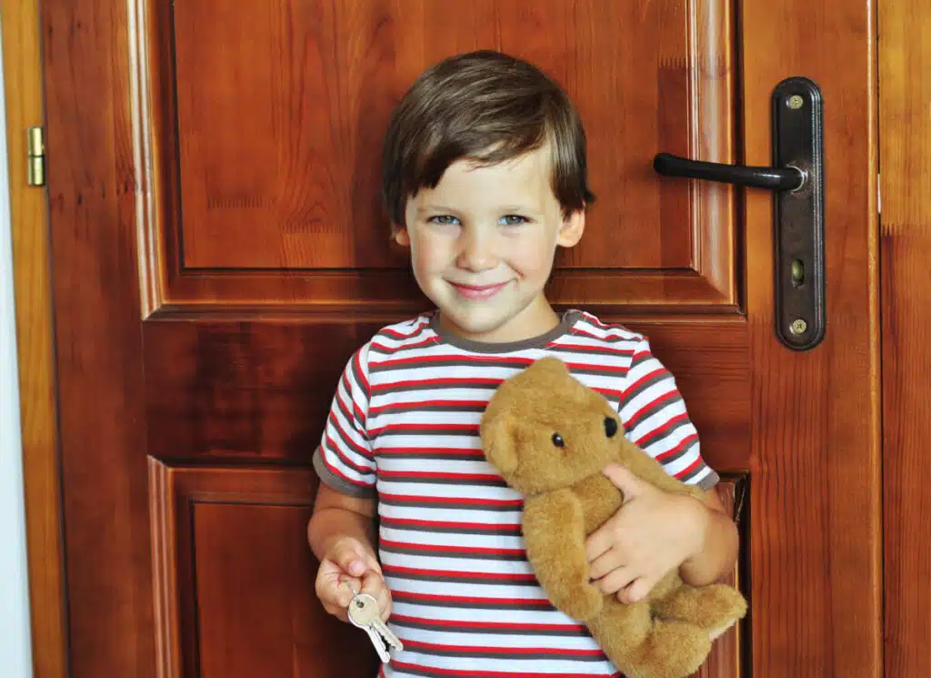 schluesseldienst muenchen giesing - a child holding a key and a teddy bear